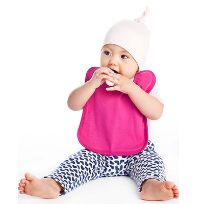 corro bebe con babero rosa