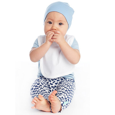 gorro bebe azul con babero blanco