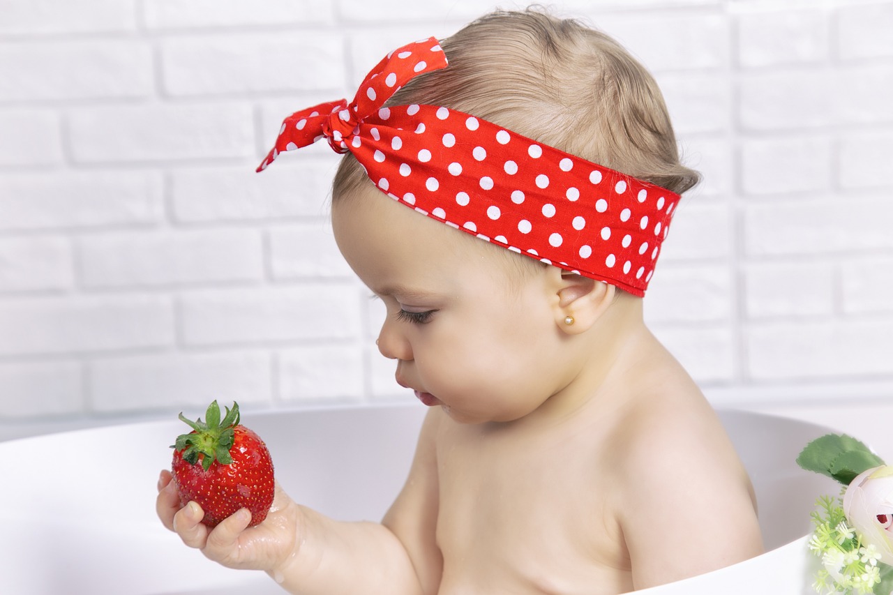 strawberries, girl, bebe-4110920.jpg